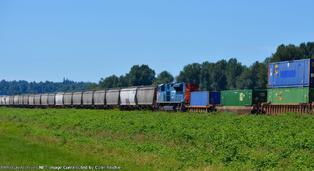 E/B CN 8952, mid train DPU on CN M356, a mixed freight, priority train from Vancouver, B.C., to Winnipeg, Manitoba. Approaching the Sorensen Road crossing.